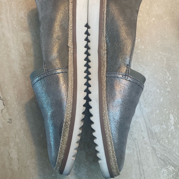 Clarks Gray/metallic Silver Slip on loafer w/detail braid trim above sole Size 9 - Picture 3 of 8